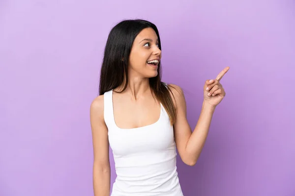 Mulher Caucasiana Jovem Isolado Fundo Roxo Com Intenção Realizar Solução — Fotografia de Stock