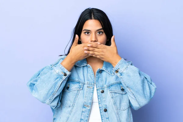 Junge Lateinische Frau Über Isoliertem Hintergrund Der Mund Mit Händen — Stockfoto