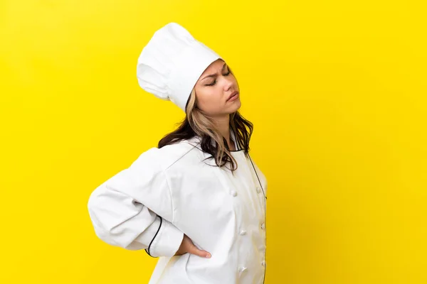 Junge Russische Köchin Auf Gelbem Hintergrund Isoliert Leidet Unter Rückenschmerzen — Stockfoto