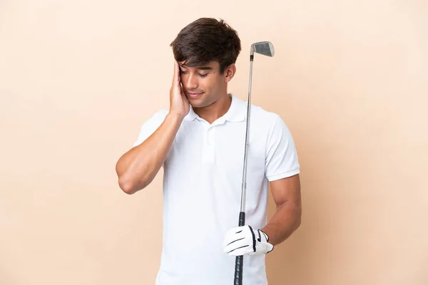 Giovane Giocatore Golf Uomo Isolato Sfondo Ocra Con Mal Testa — Foto Stock