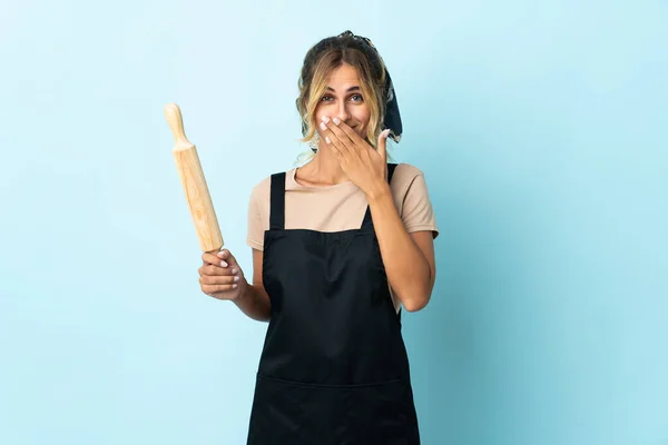 Jong Blond Uruguayaanse Koken Vrouw Geïsoleerd Blauwe Achtergrond Gelukkig Lachende — Stockfoto