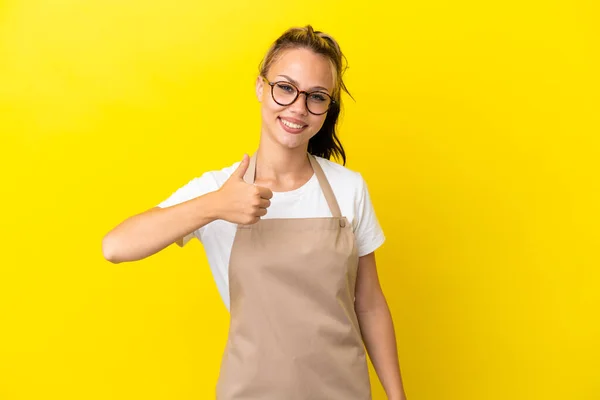 Restauracja Kelner Rosyjski Dziewczyna Izolowane Żółtym Tle Dając Kciuki Górę — Zdjęcie stockowe