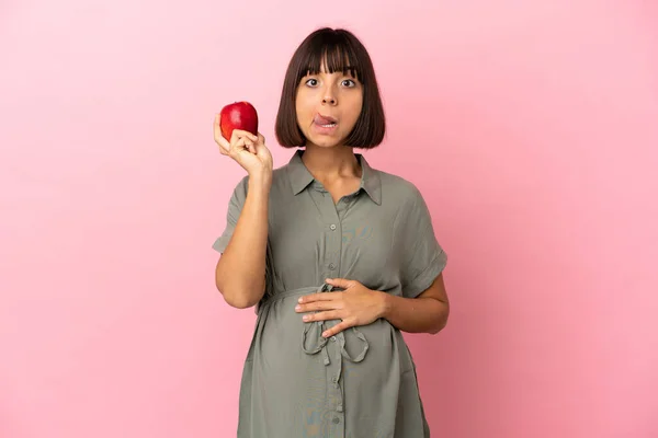 Frau Über Einsamen Hintergrund Schwanger Und Hält Einen Apfel Der — Stockfoto