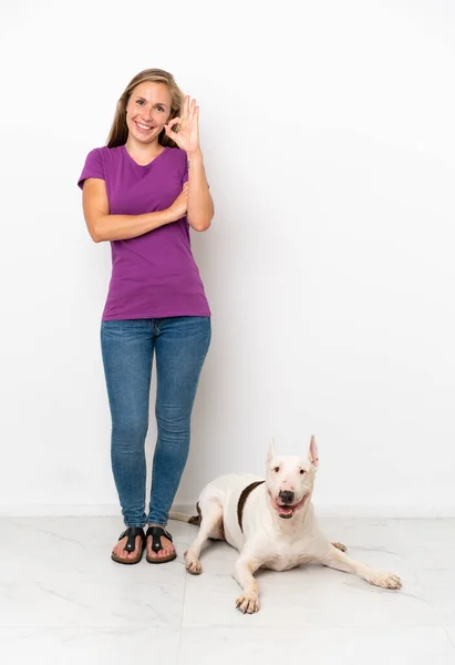 Junge Engländerin Mit Ihrem Hund Auf Weißem Hintergrund Zeigt Zeichen — Stockfoto