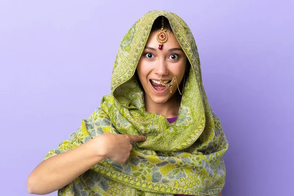 Mujer India Aislada Sobre Fondo Púrpura Con Expresión Facial Sorpresa — Foto de Stock
