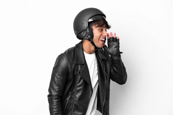 Молодий Чоловік Мотоциклетним Шоломом Ізольований Білому Тлі Кричить Відкритим Ротом — стокове фото