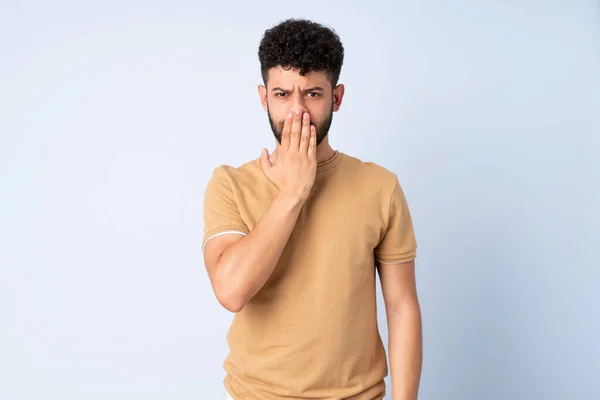 Faslı Genç Bir Adam Mavi Arka Planda Izole Edilmiş Ağzını — Stok fotoğraf