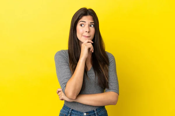 Jovem Brasileira Isolada Fundo Amarelo Com Dúvidas Pensamento — Fotografia de Stock