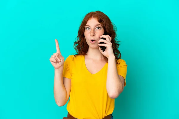 Adolescente Donna Rossastra Utilizzando Telefono Cellulare Isolato Sfondo Blu Con — Foto Stock