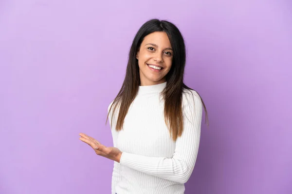Young Caucasian Woman Isolated Purple Background Presenting Idea While Looking — Stock Photo, Image