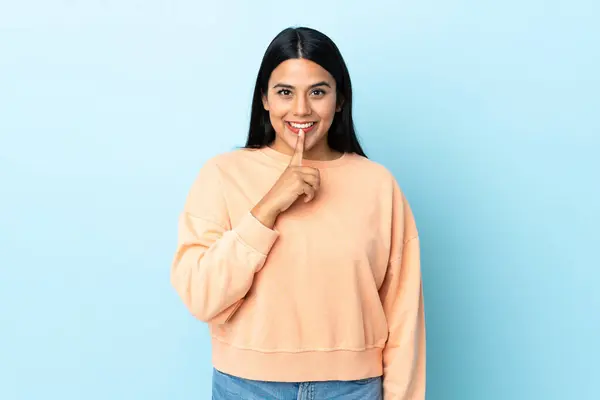 Mujer Latina Joven Aislada Sobre Fondo Azul Mostrando Gesto Silencio — Foto de Stock