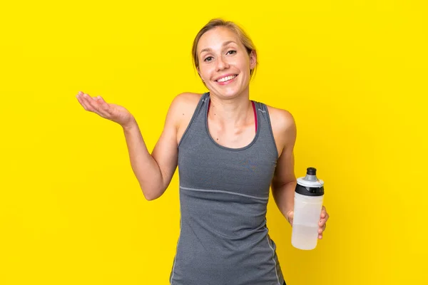 Ung Engelsk Kvinna Isolerad Gul Bakgrund Med Sport Vattenflaska — Stockfoto