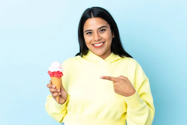 Νεαρή Κολομβιανή Γυναίκα Ένα Κορνέτο Παγωτό Απομονωμένο Μπλε Φόντο Και — Φωτογραφία Αρχείου