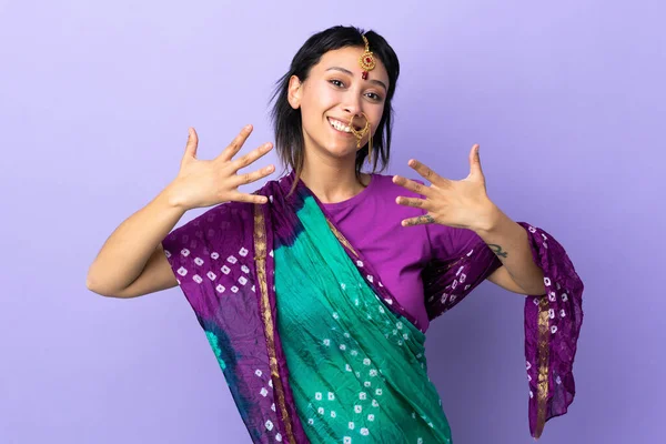 指で10本数える紫の背景に隔離されたインド人女性 — ストック写真