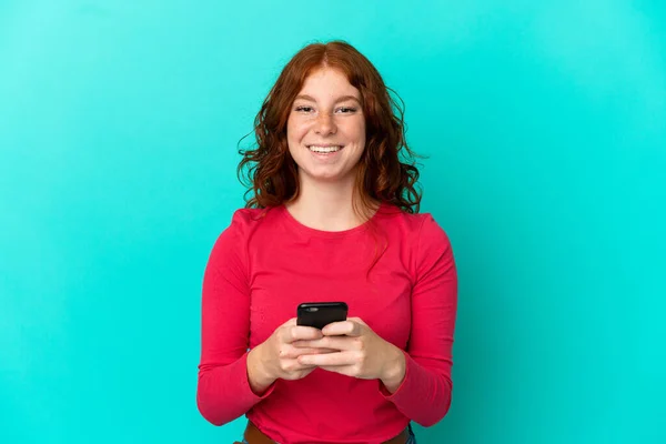 Teenager Rötliche Frau Isoliert Auf Blauem Hintergrund Überrascht Und Sendet — Stockfoto