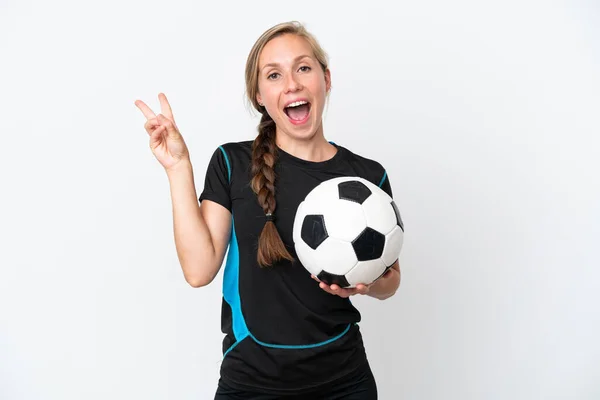 Młoda Piłkarz Kobieta Odizolowany Białym Tle Uśmiechnięta Pokazując Znak Zwycięstwa — Zdjęcie stockowe