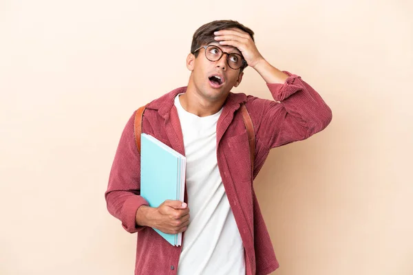 Joven Estudiante Caucásico Hombre Aislado Ocre Fondo Haciendo Gesto Sorpresa — Foto de Stock