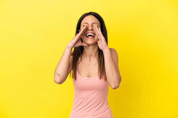 Giovane Donna Caucasica Isolata Sfondo Giallo Urlando Annunciando Qualcosa — Foto Stock