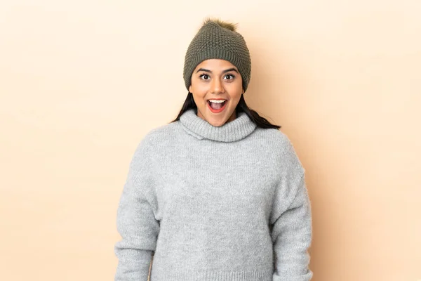 Menina Colombiana Jovem Com Chapéu Inverno Isolado Fundo Bege Com — Fotografia de Stock