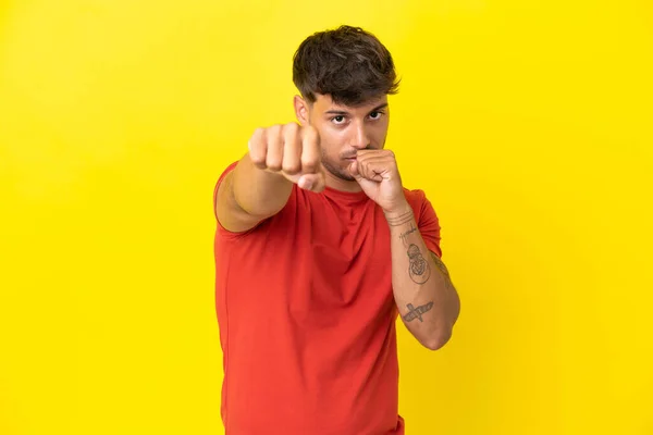 Jonge Blanke Knappe Man Geïsoleerd Gele Achtergrond Met Vechten Gebaar — Stockfoto