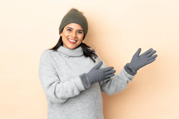 Menina Colombiana Com Chapéu Inverno Isolado Fundo Bege Estendendo Mãos — Fotografia de Stock