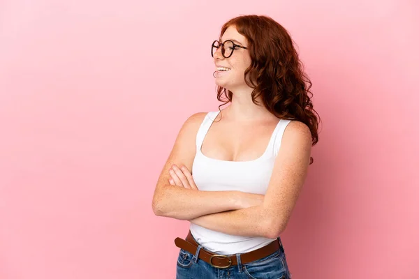 Adolescente Femme Rougeâtre Isolé Sur Fond Rose Heureux Souriant — Photo