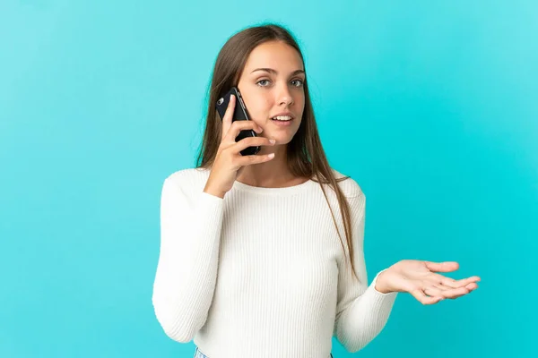 Giovane Donna Sfondo Blu Isolato Mantenendo Una Conversazione Con Telefono — Foto Stock