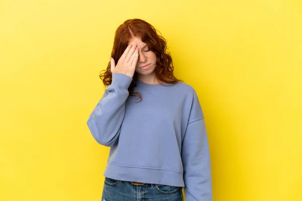 Teenager Načervenalá Žena Izolované Žlutém Pozadí Bolestí Hlavy — Stock fotografie