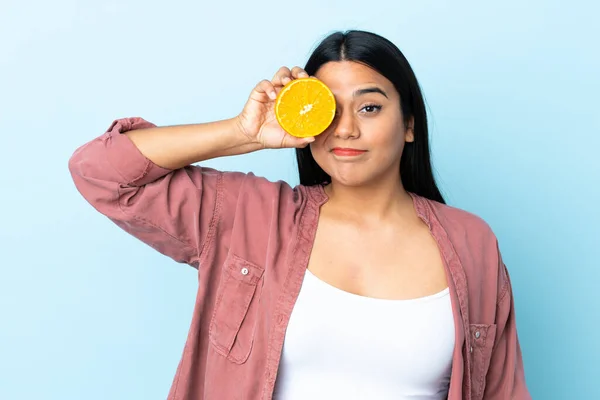 Ung Latinamerikansk Kvinna Isolerad Blå Bakgrund Håller Orange — Stockfoto