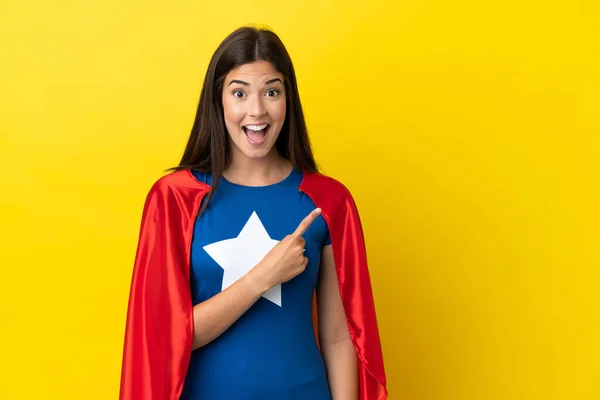 Super Hero Brasilianerin Isoliert Auf Gelbem Hintergrund Überrascht Und Zeigt — Stockfoto