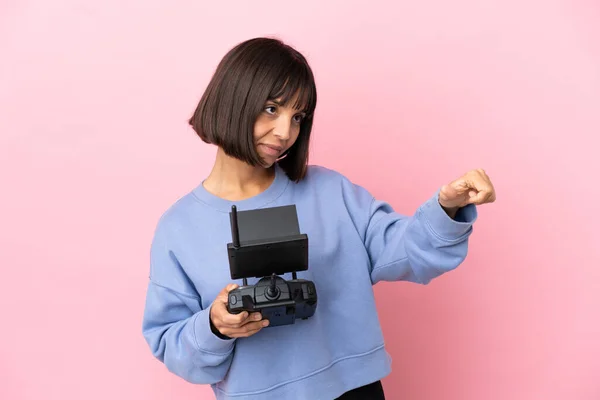 Mladá Smíšená Rasa Žena Drží Drone Dálkové Ovládání Izolované Růžovém — Stock fotografie
