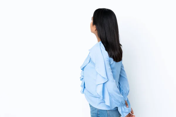 Jong Latin Vrouw Vrouw Geïsoleerd Witte Achtergrond Achterste Positie Kijken — Stockfoto