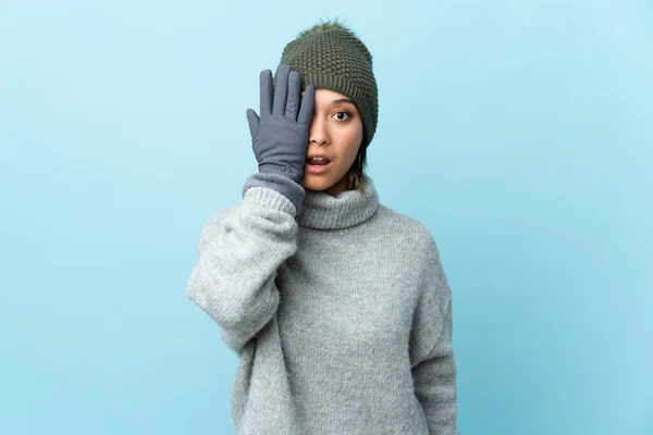 Jovem Uruguaia Com Chapéu Inverno Isolado Sobre Fundo Azul Cobrindo — Fotografia de Stock