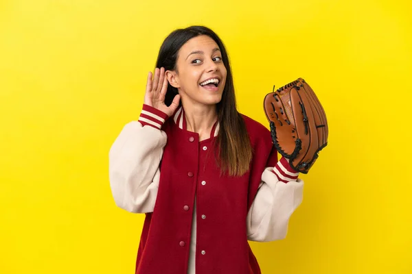 Jonge Blanke Vrouw Spelen Honkbal Geïsoleerd Gele Achtergrond Luisteren Naar — Stockfoto