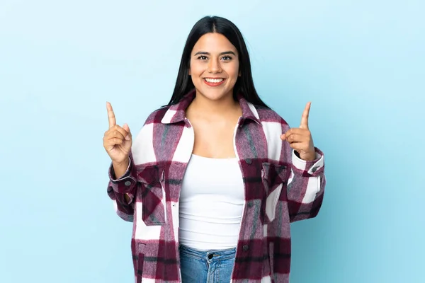 Junge Lateinische Frau Isoliert Auf Blauem Hintergrund Zeigt Eine Großartige — Stockfoto