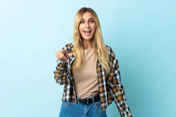 Joven Rubia Uruguaya Aislada Sobre Fondo Azul Sorprendida Apuntando Frente — Foto de Stock