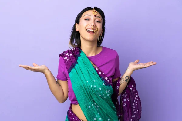 Femme Indienne Isolée Sur Fond Violet Avec Expression Faciale Choquée — Photo