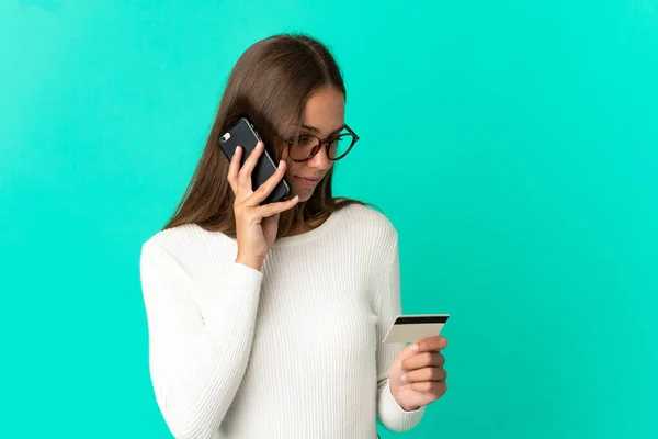 Jeune Femme Sur Fond Bleu Isolé Achetant Avec Mobile Avec — Photo