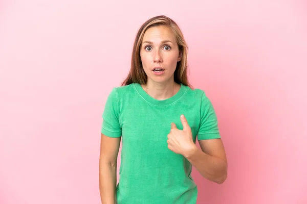 Jong Engels Vrouw Geïsoleerd Roze Achtergrond Wijzend Naar Zichzelf — Stockfoto