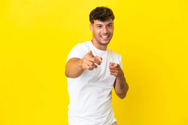 Mladý Kavkazský Pohledný Muž Izolovaný Žlutém Pozadí Překvapen Ukazuje Dopředu — Stock fotografie
