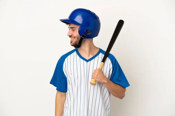 Ung Kaukasier Man Spelar Baseball Isolerad Vit Bakgrund Tittar Sidan — Stockfoto