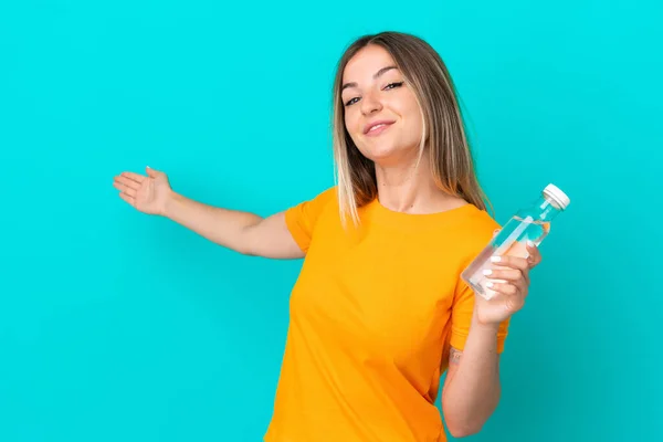 Mujer Rumana Joven Con Una Botella Agua Aislada Sobre Fondo —  Fotos de Stock