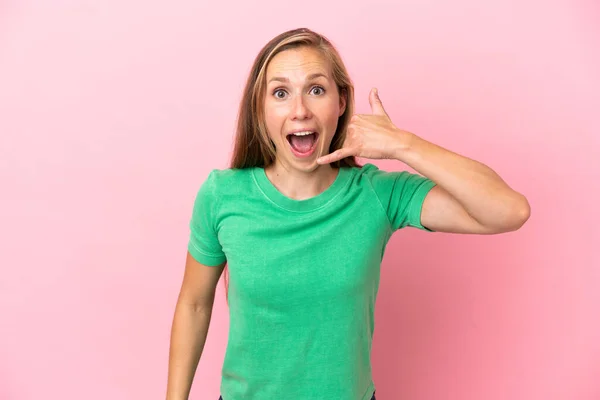 Jonge Engelse Vrouw Geïsoleerd Roze Achtergrond Het Maken Van Telefoon — Stockfoto