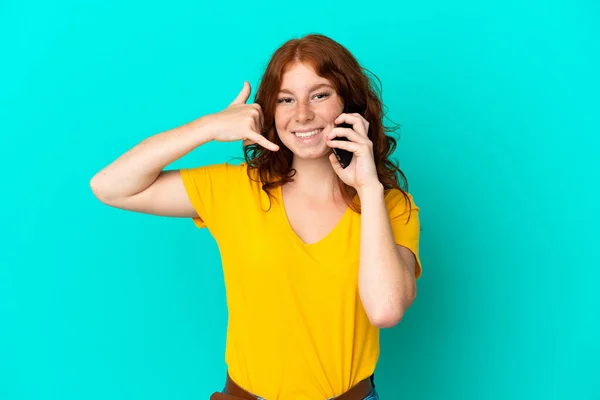 Adolescente Mulher Avermelhada Usando Telefone Celular Isolado Fundo Azul Fazendo — Fotografia de Stock