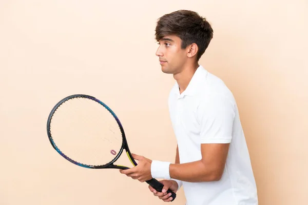 Ung Kaukasisk Man Isolerad Ocker Bakgrund Spela Tennis — Stockfoto