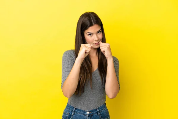 Jeune Femme Brésilienne Isolée Sur Fond Jaune Avec Geste Combat — Photo