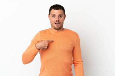 İzole edilmiş beyaz arka planı olan Brezilyalı bir adam kendini işaret ediyor.