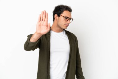 Beyaz arka planda beyaz, beyaz, beyaz, beyaz, beyaz, beyaz, beyaz, beyaz, beyaz, beyaz bir erkek.