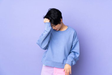 Genç Vietnamlı kadın. Kısa saçlı. Mor bir geçmişi var ve baş ağrısı var.