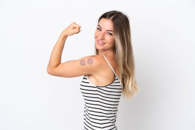 Genç Romen kadını beyaz arka planda izole edilmiş güçlü bir jest yapıyor